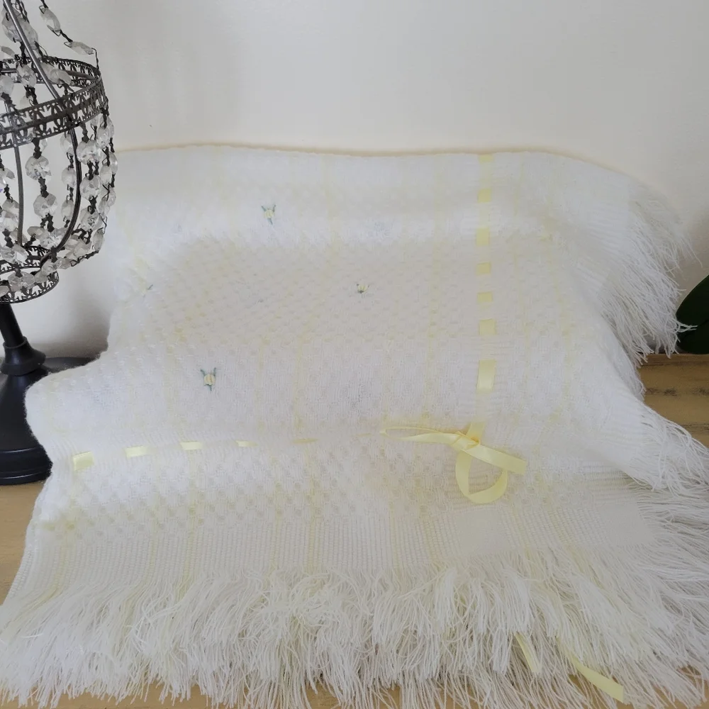 Saks Fifth Ave fringed knit infant blanket - Picture 1 of 9